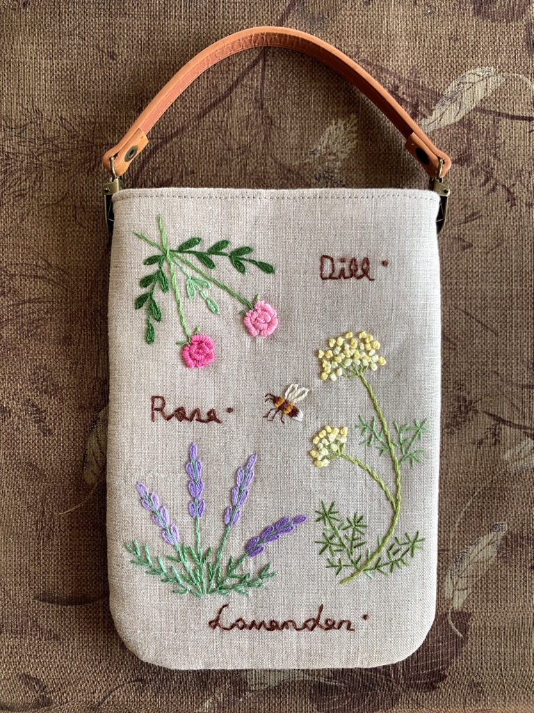 ハンドメイド、手刺繍、「蜜蜂と花のサンプラーのスマホ＆グラスケース」　ナチュラル_画像1