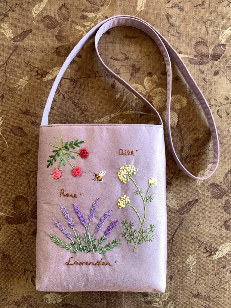 ハンドメイド、手刺繍、「蜜蜂と花のサンプラーのショルダ―バック」500mlペットボトル、長財布収納可能　パープルグレー_画像1