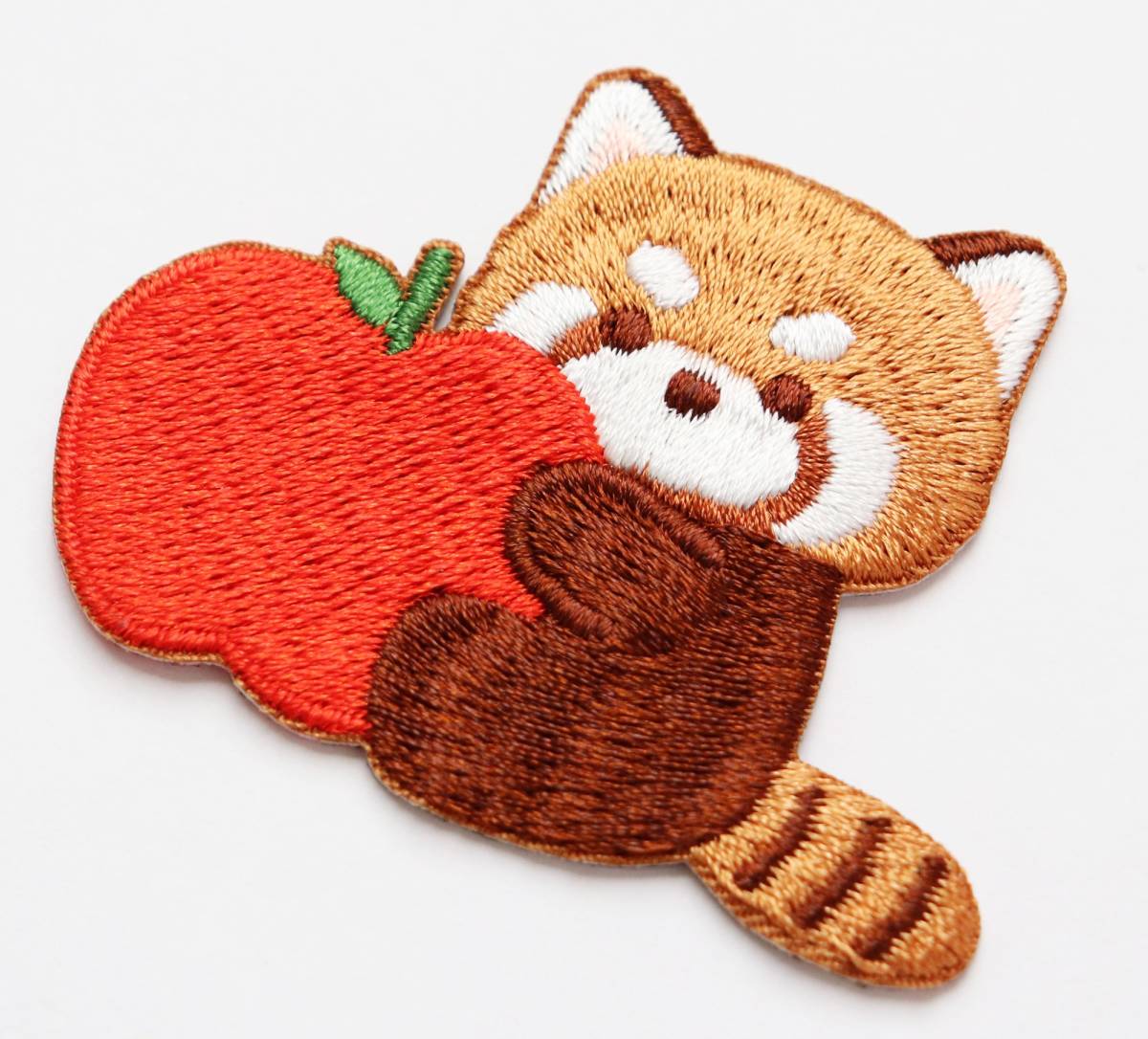 ワッペン レッサーパンダ かわいい刺繍パッチ アイロン接着 説明書（日本語）付き りんご