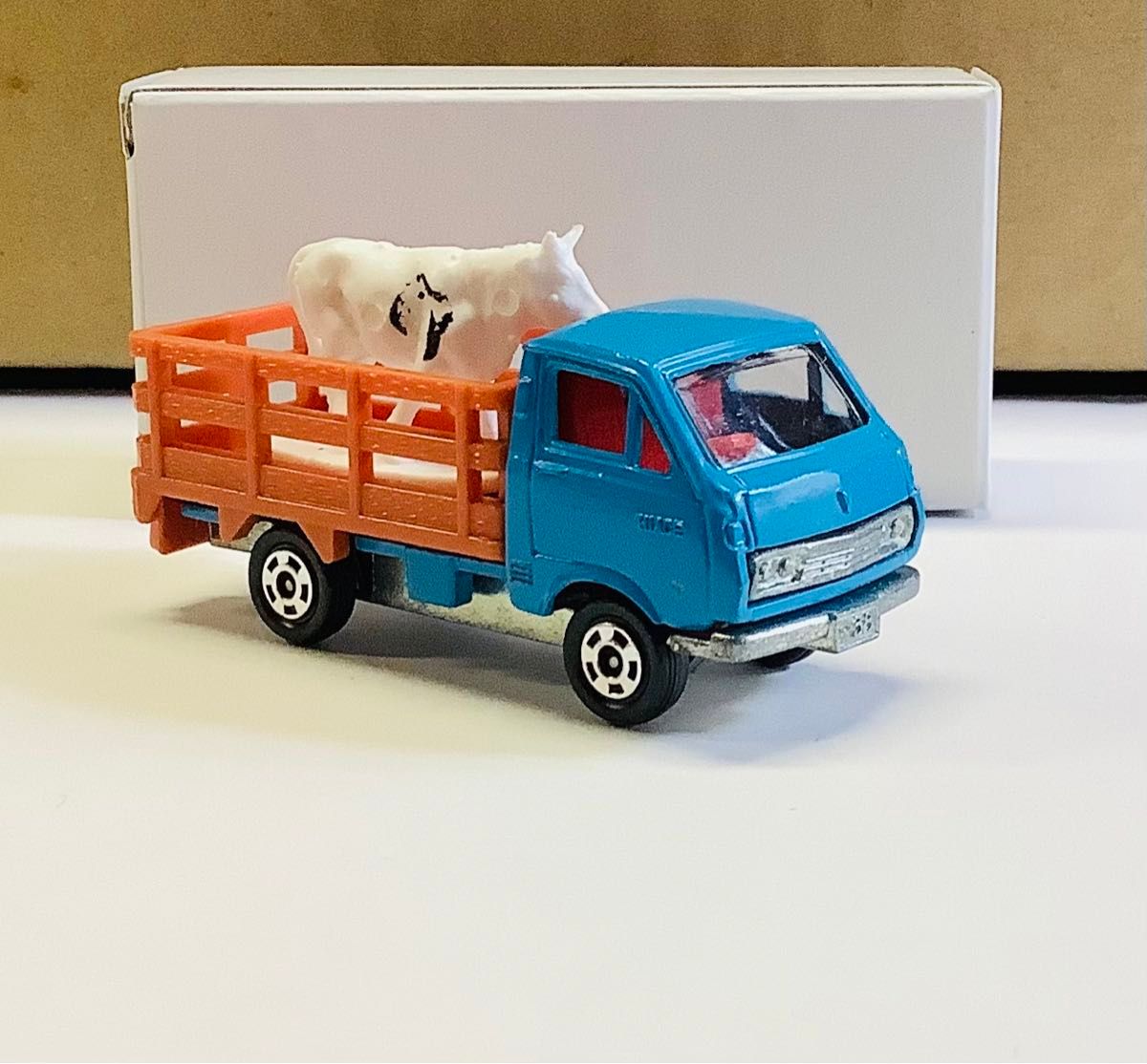 ミニカー トミカ トヨタ ハイエーストラック 牧場トラック 家畜 ミニカー トミカ トヨタ ハイエーストラック 牧場トラック 家畜