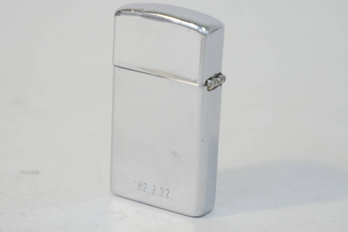 27　ヴィンテージ　スリムZIPPO ロゴ　1981 裏に1982日付刻印　ジッポ_画像2