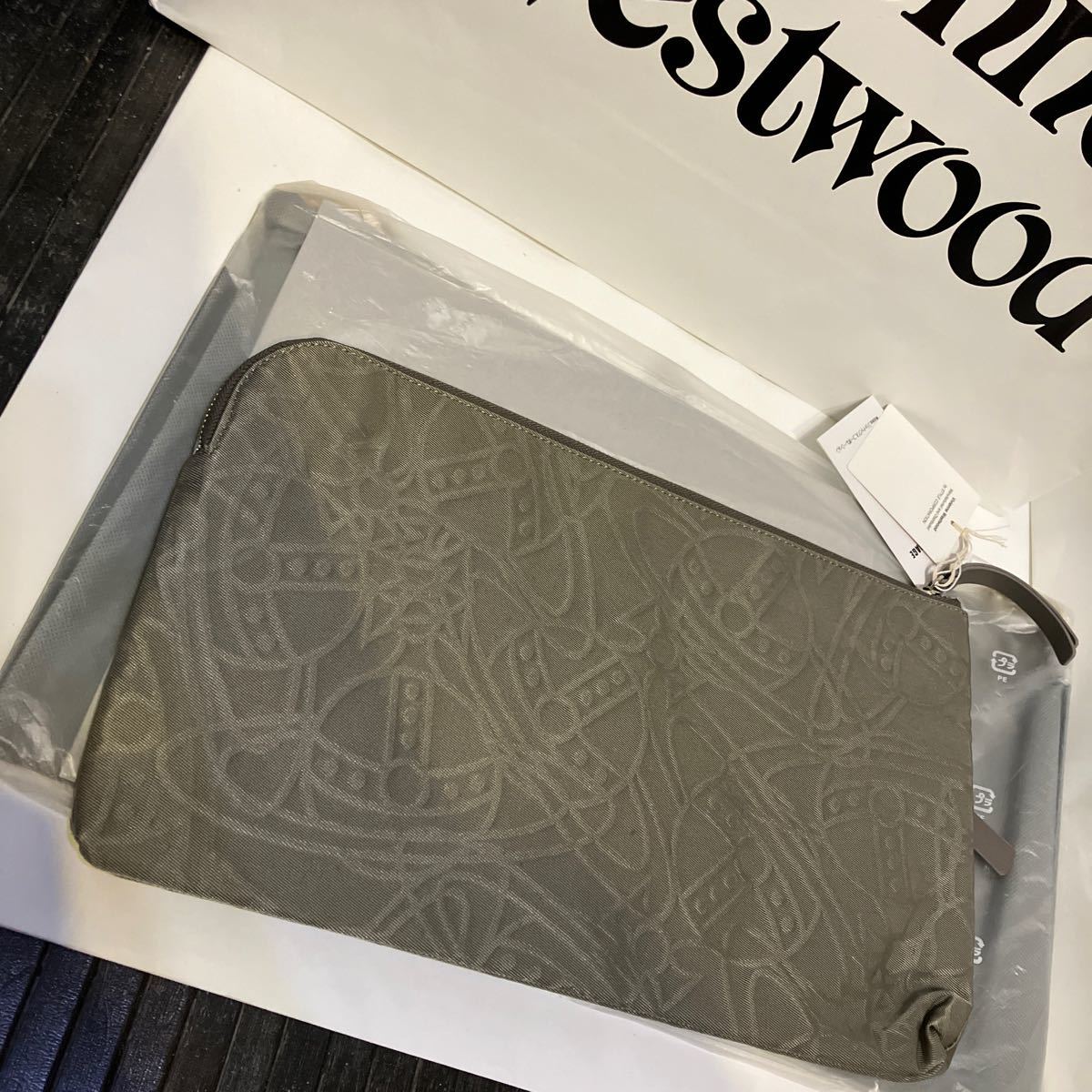 送料込●新品●価22000 Vivienne Westwood タブレットPCケース A 小物入れ 横36×縦21cm オーブ柄 グレー ヴィヴィアンウエストウッド_画像4