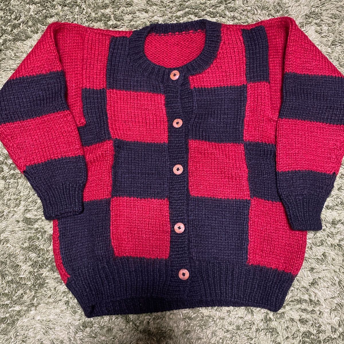 手編み 厚手 ニット セーター カーディガン ウール 毛 ボタン 赤 黒 ブロック柄 柄物 暖かい レトロ