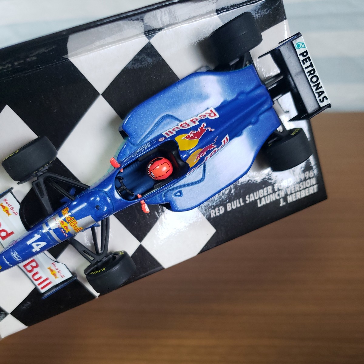 MINICHAMPS 1/43 RED BULL SAUBER FORD 1996 LAUNCH VERSION J.HERBERT ミニチャンプス　レッドブル　ザウバー　フォード　限定品　レア_画像6