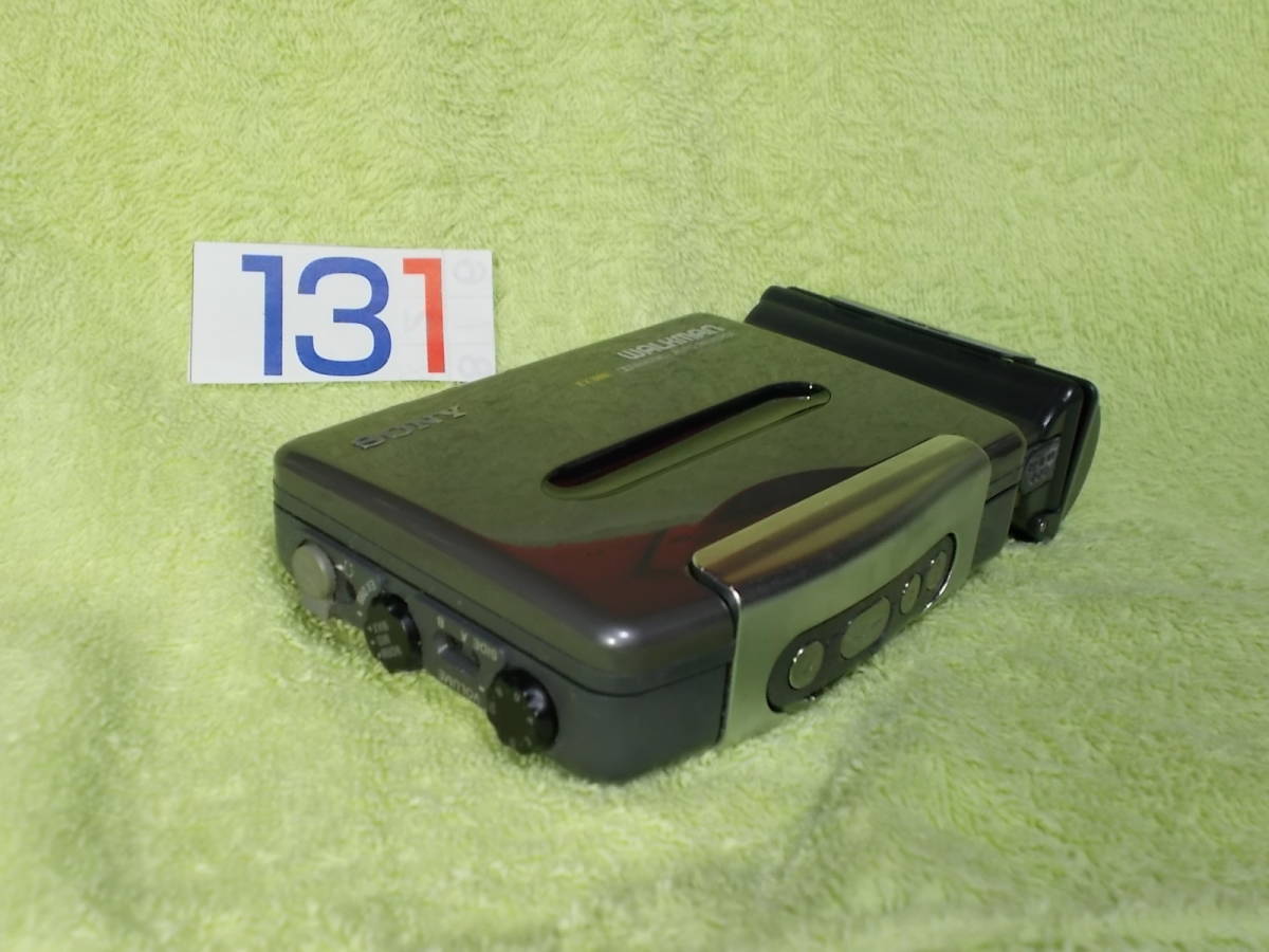 【 No.131 】★★ SONY WM-SX77 電池ケース付属 ジャンク品 「送料無料」です。★★_電池ケースを装着した画像です