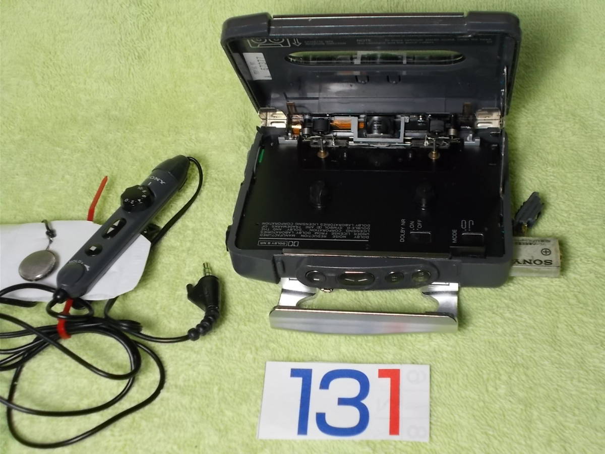【 No.131 】★★ SONY WM-SX77 電池ケース付属 ジャンク品 「送料無料」です。★★_右端にバッテリーが見えます。