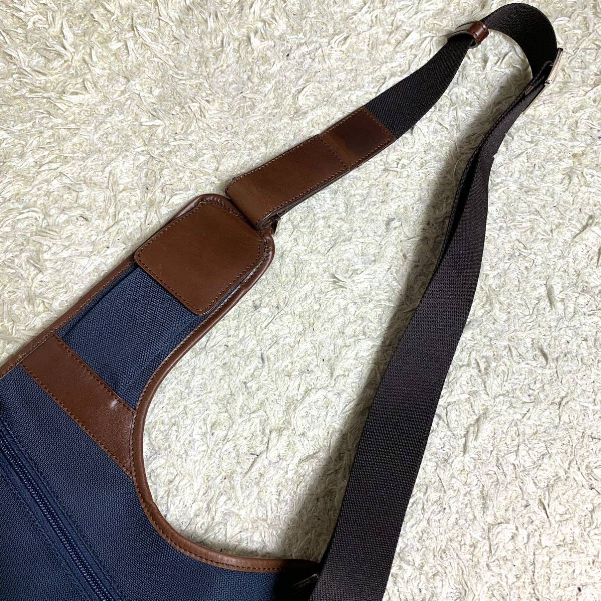 1円 極美品 希少 フェラガモ Salvatore Ferragamo メンズ ショルダーバッグ サコッシュ ボディ レザー 本革 ナイロン ネイビー 紺 斜め掛け_画像7