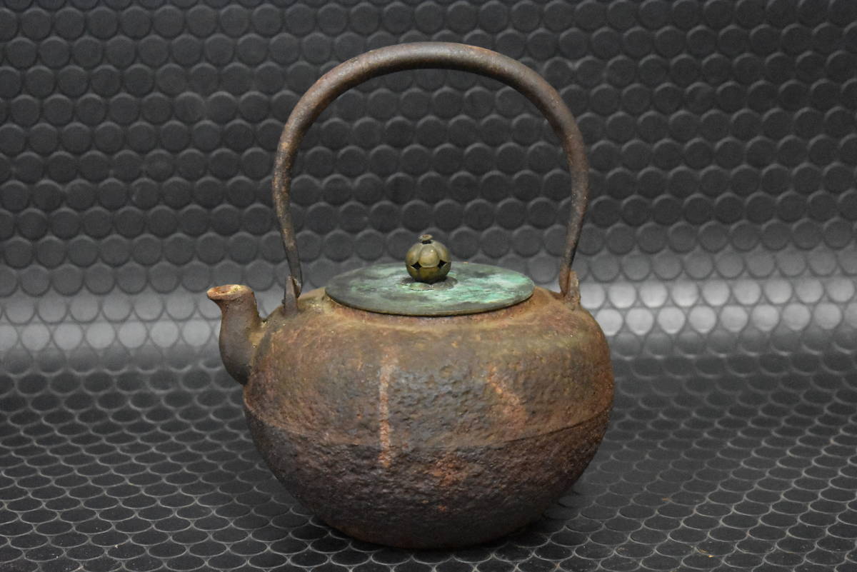 うぶ品　時代物　龍文堂造　岩肌鉄瓶 銅蓋　茶道具　古美術品　_画像1