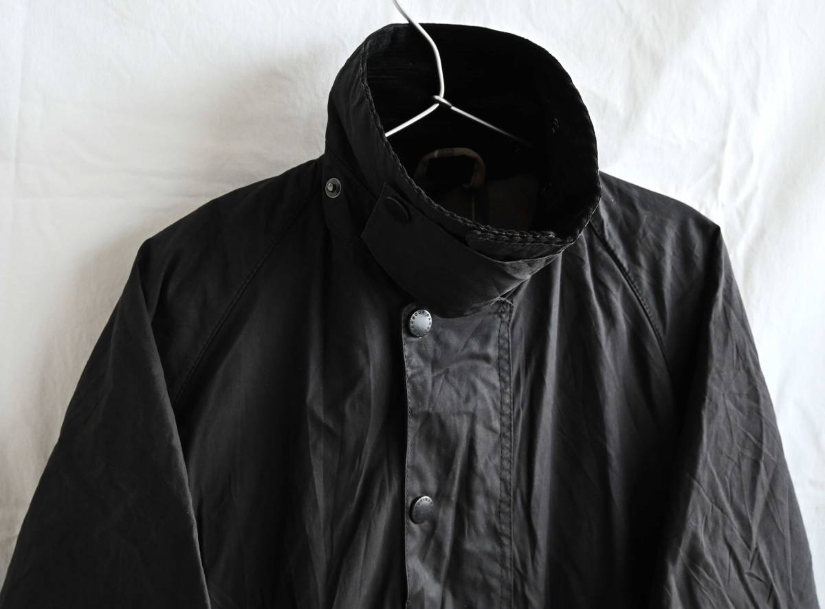 【Barbour/バブアー 】Beaufort /ビューフォートジャケット/取り外し可能なキルティングベスト付/38/ブラック/イギリス製(jt-241-7)_首元にはチンストラップ付き