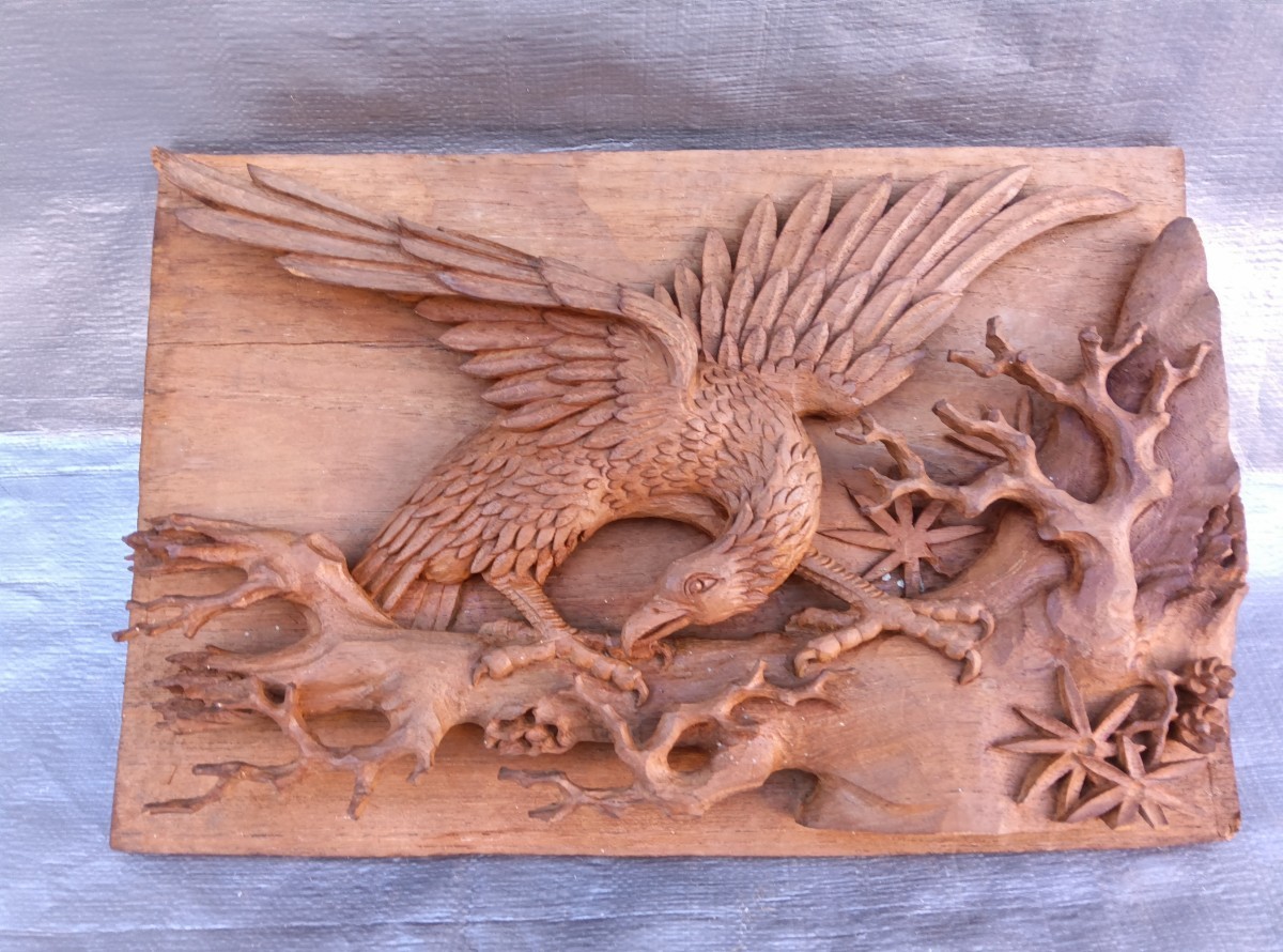 出産祝い 木彫り　鷲、　　　　　　　　　　　　　　 裏面に横文字の名あり 　　　　 縦26.5C.横40C.厚さ4.8C 木工、竹工芸