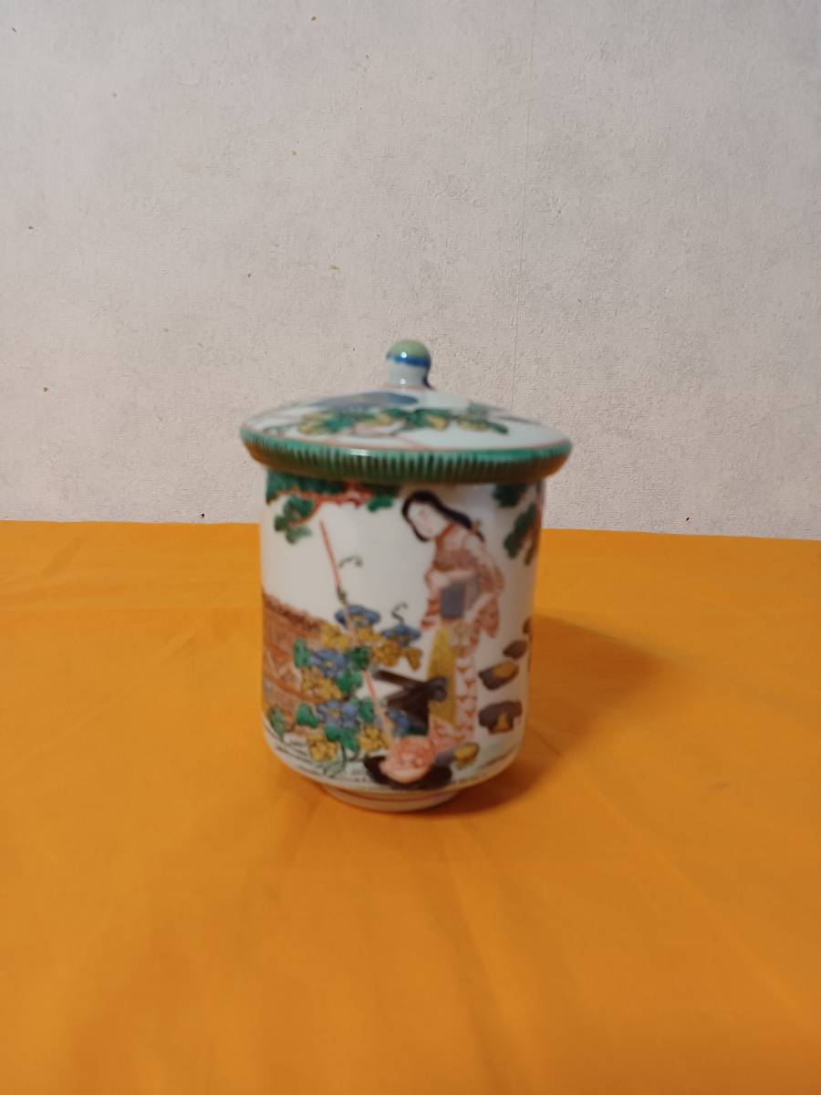 九谷焼名工　下出梅仙作色絵筒茶碗。サイズ　高さ約１0.5センチ　胴径約８センチ_画像1