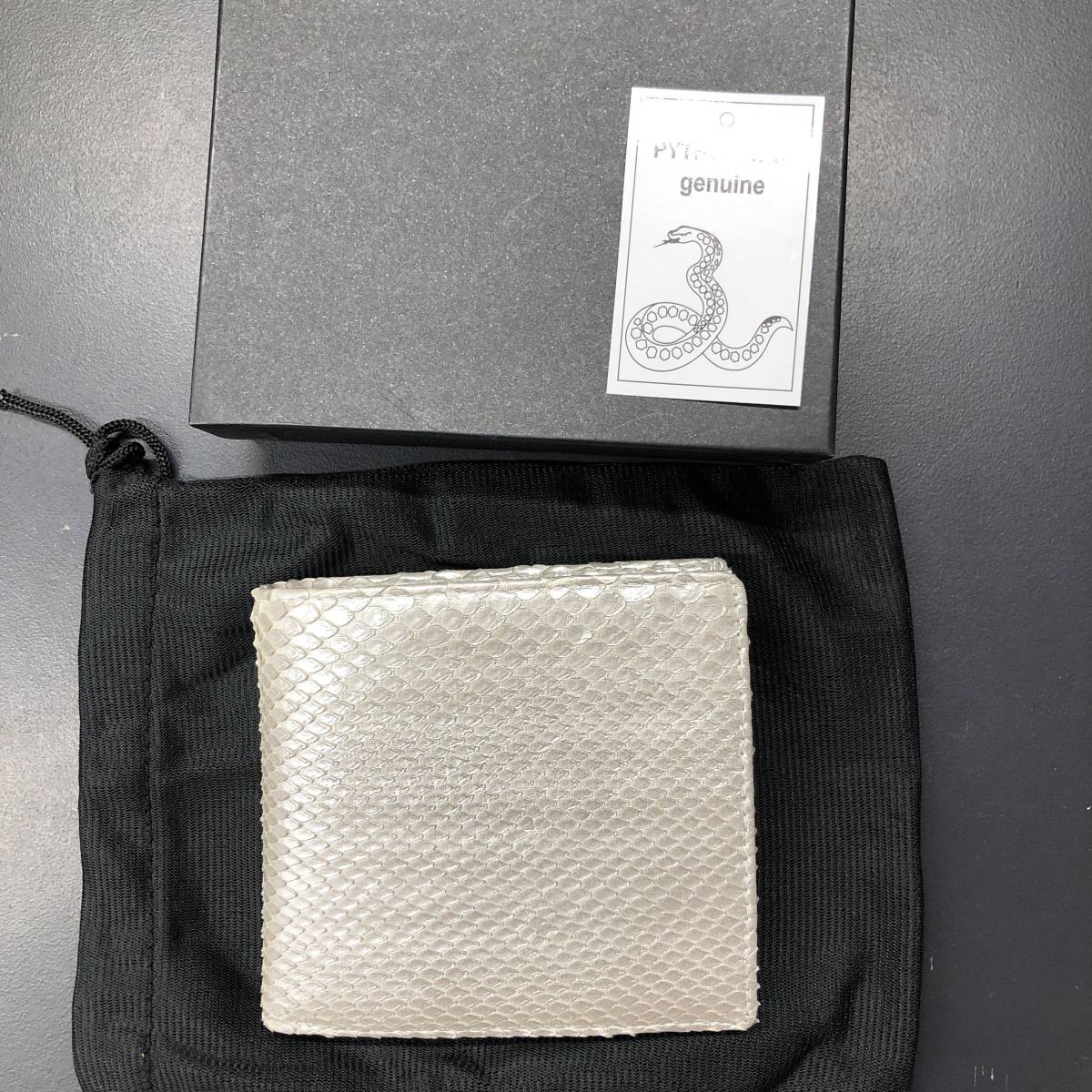 HB9361 二つ折り財布 　財布　レザー パイソン　ヘビ革　シルバー　　専用袋　箱付き 未使用品_画像1