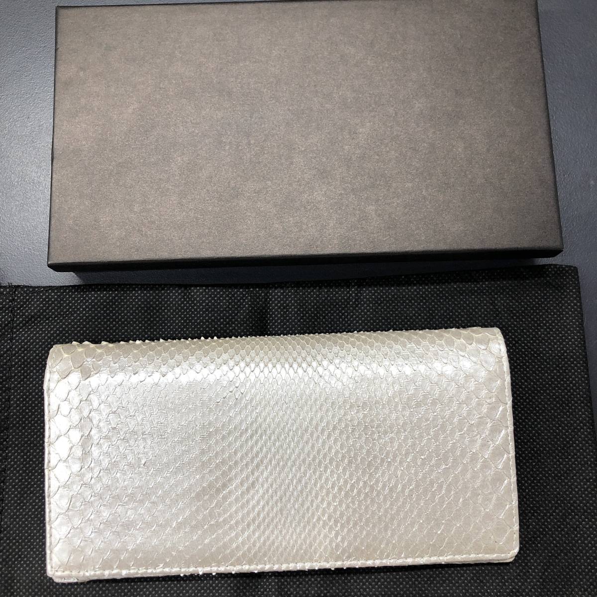 HB9381 長財布 かぶせ 財布 レザー パイソン シルバー ヘビ革 専用袋 箱付き 未使用品の画像1