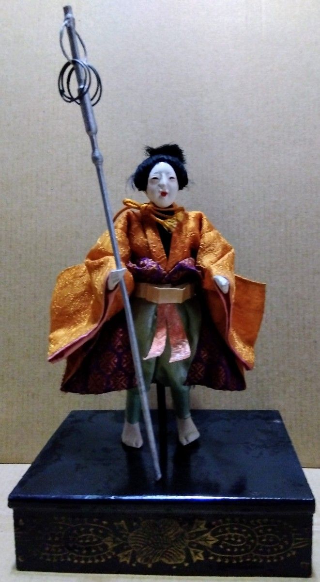 昭和時代の手古舞人形（ガラスケース入り）