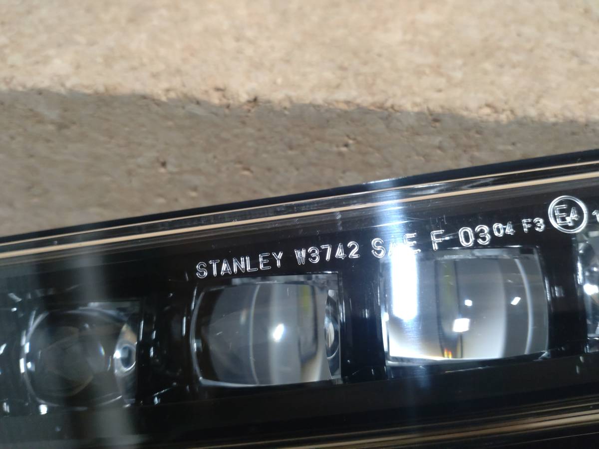 [ beautiful goods ]CR-V Step WGN Vezel Insight RW1 2 RP3 5 RV5 6 ZE4 left foglamp LED STANLEY Stanley W3742[R6-170A-K]