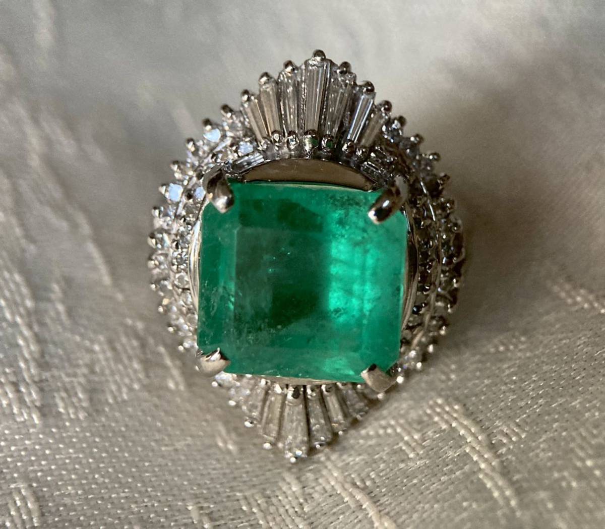 pt900 コロンビア産　vivid green エメラルド5.72ct ダイヤモンドD0.80ct リング　ビンテージ