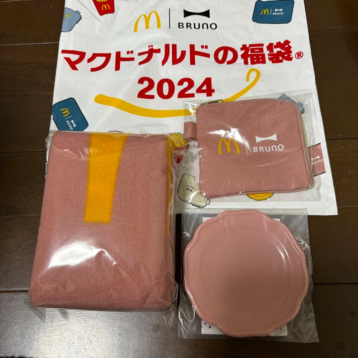 ★マクドナルド2024年福袋から ブルーノグッズ3点セット★ ブランケット コインポーチ ミニプレート★BRUNO ピンク当選