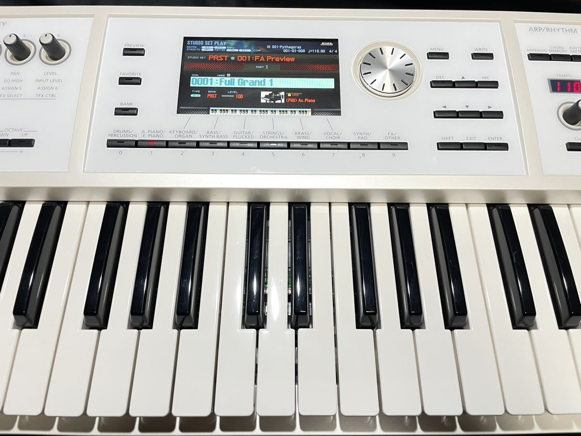 超美品 Roland ローランド キーボード FA06 シンセサイザー 61鍵盤 鍵盤楽器 ケース付き_画像3