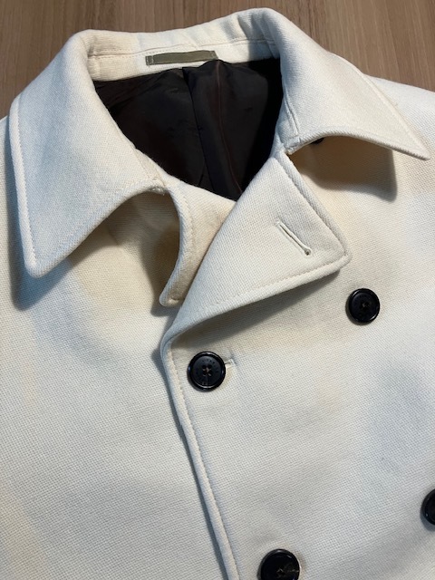 美品綺麗です、VISARUNO ホワイト厚手ウールダブルコート　長めのPコート 仕立て良し　呼びボタン裏地付き_画像8