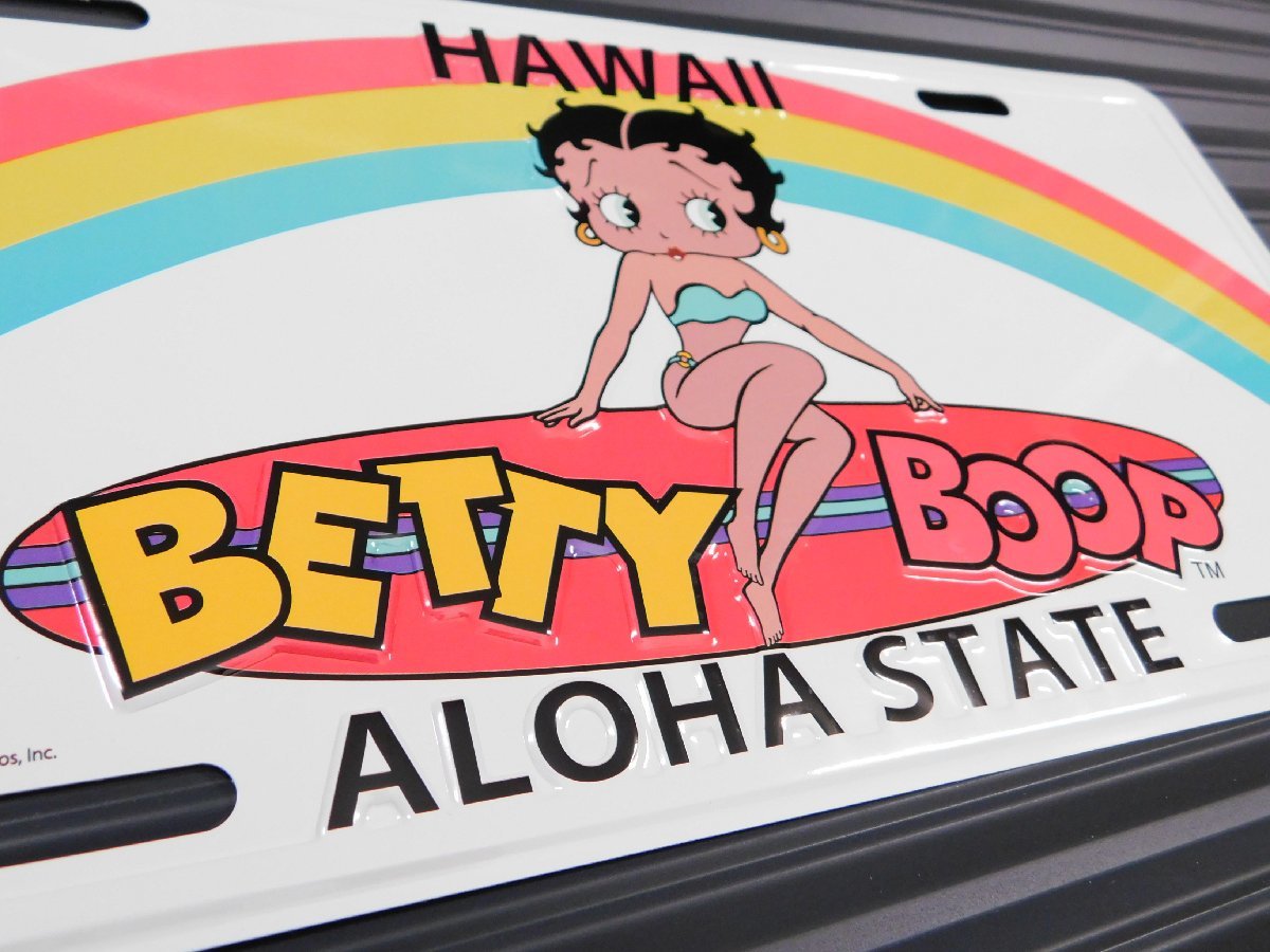 【Betty Boop・ベティちゃん】※《ライセンスプレート ／BT-ALOHA】　アメリカン雑貨　ナンバープレート_凹凸のあるエンボス加工