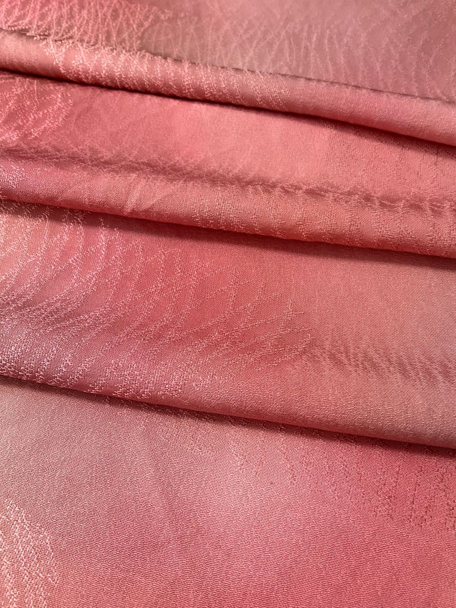 981 古布 ハギレ アンティーク 小紋　着物リメイク 創作人形　ピンクの濃淡　光沢の糸　やわらか　シルエット綺麗