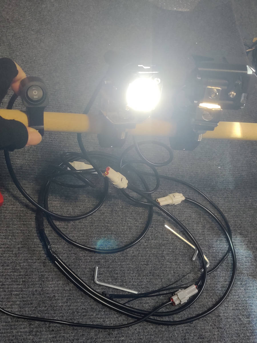 バイク フォグランプ 12V ホワイト＋イエロー切替 コントロールスイッチ付き LEDバイクヘッドライト 補助ライト 汎用車外灯 角度調整可能の画像9