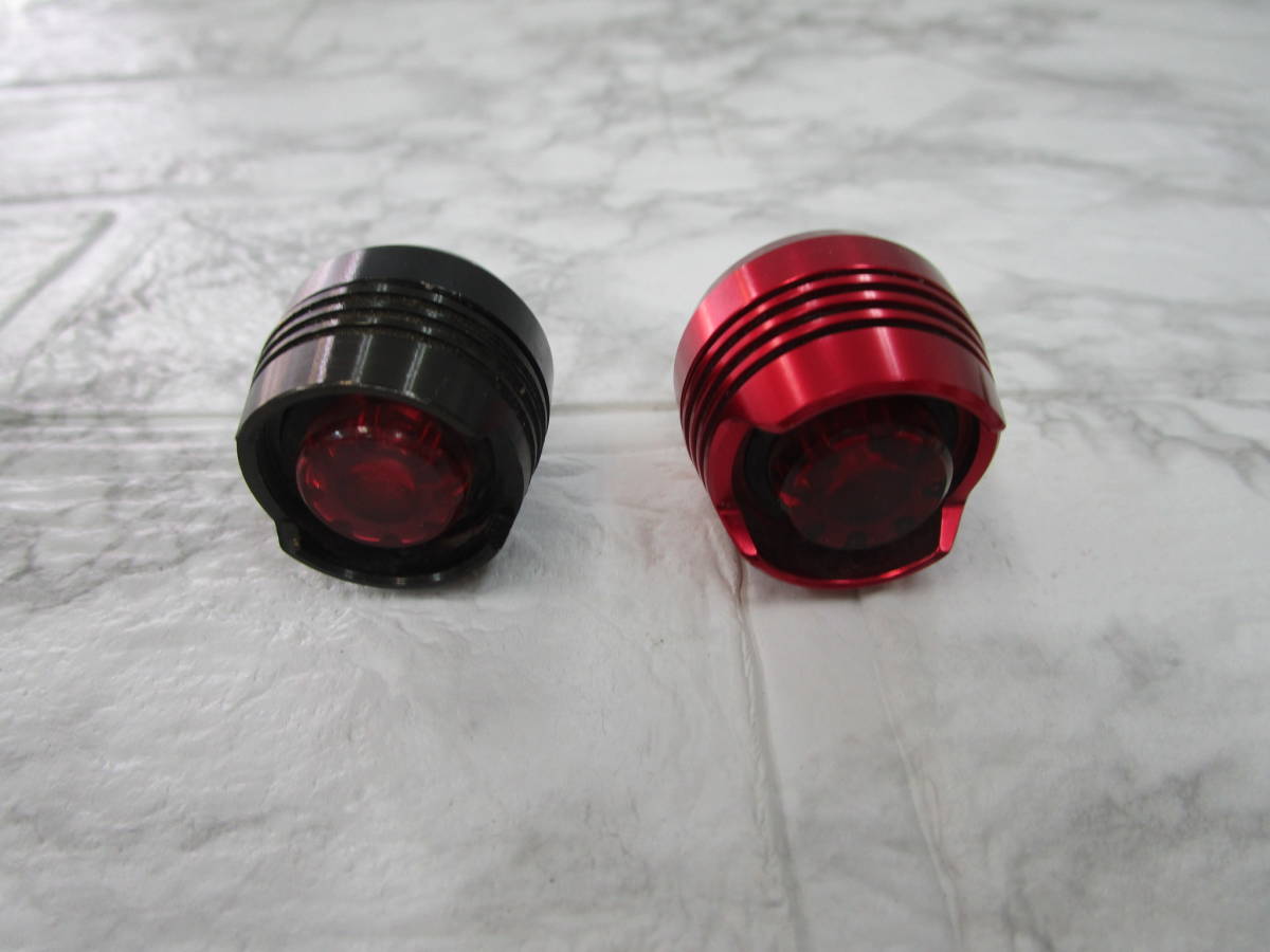 W.24.A.25　TO　点灯確認済　リアライト　赤 Dosun　黒 メーカー不明　ボタン電池式　赤、黒1個ずつ　USED　☆_画像2