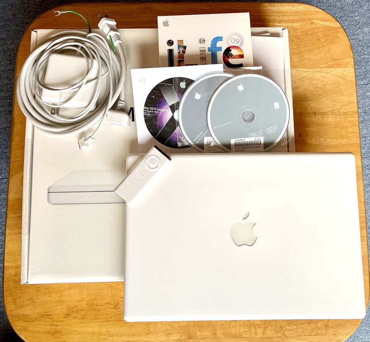 Apple MacBook 2007 A1181 中古品送料込み!!_画像1