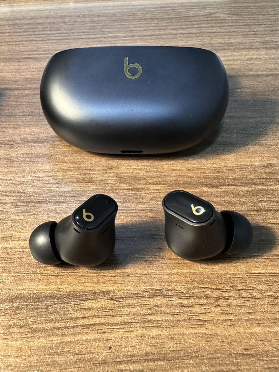 【中古】Beats Studio Buds + (2023) - ワイヤレスノイズキャンセリングイヤフォン　ブラック×ゴールドMQLH3PA/A_画像3