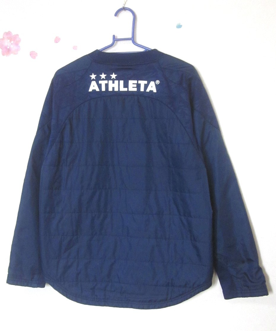 ATHLETA うっすら中綿入り ピステ アスレタ メンズS ウインドブレーカー サッカー フットサル ビッグロゴ 紺 6557_画像3