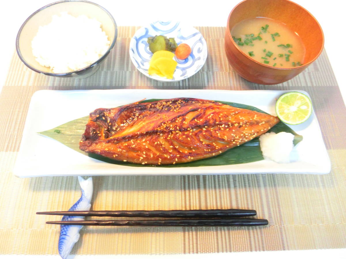 伊豆の名産！サバみりん干し 半身 伊豆のサバみりんは一味違う！ 鮮度よく脂乗り抜群 食欲そそる芳醇な香りが最高の1品です♪_焼くだけで夕食のおかずが豪華になります♪