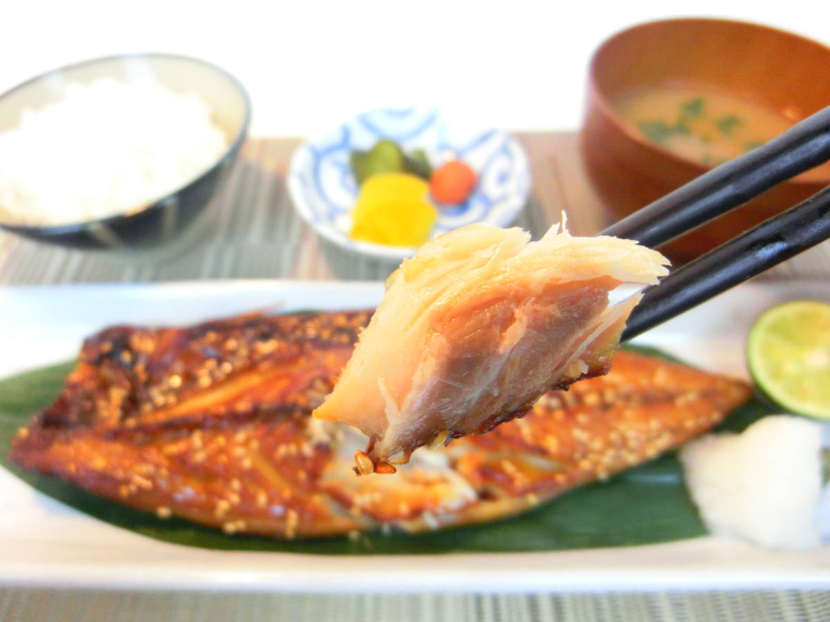 伊豆の名産！サバみりん干し 半身 伊豆のサバみりんは一味違う！ 鮮度よく脂乗り抜群 食欲そそる芳醇な香りが最高の1品です♪_骨が少なく肉厚でとても食べやすいです♪