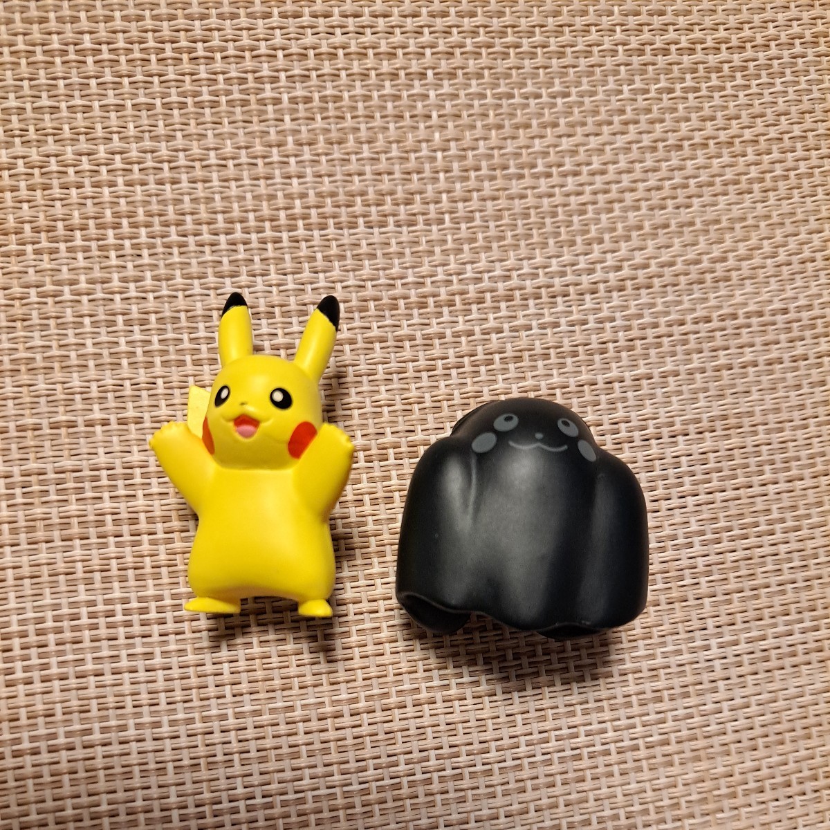 Pokmon ハロウィン ピカチュウ 黒いおばけ仮装 マスコット フィギュア ／ ポケットモンスター ポケモン 仮装 オバケ おばけ 仮装_画像1