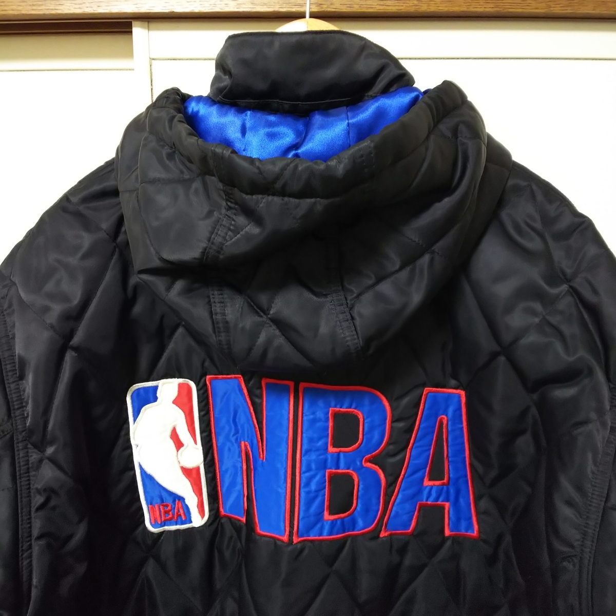【バスケットボール】NBA フード付き ベンチコート キルティングジャケット Lサイズ ブラック 防風・防寒_画像2