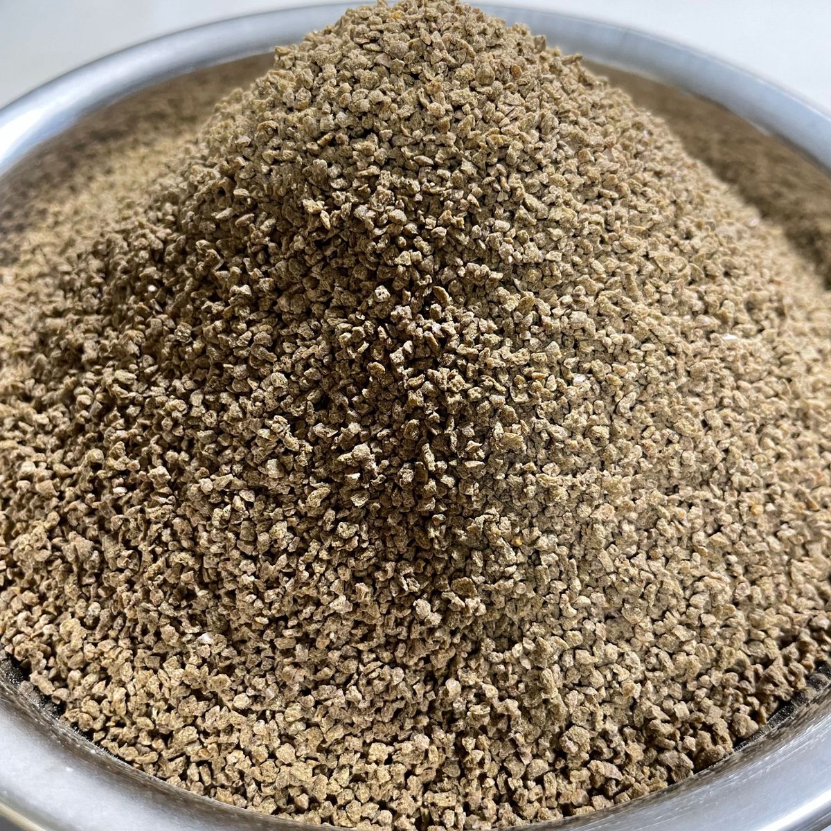 オキアミ粉もサナギ粉も両方配合されている『ハイブリッドらんちゅうクランブル』1㎜ 500g入り 嗜好性が大幅にUP 高タンパク餌