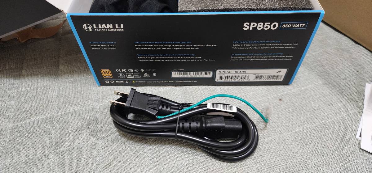 Lian Li SP850 GOLD SFX PC電源 850W_電源ケーブルも付属します。