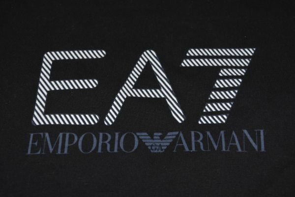 ★エンポリオアルマーニ★EA7★EMPORIO ARMANI ★ 胸に人気のデカロゴ入ワッペン★着心地良いコットンのＶネック半袖ＴシャツM_画像2