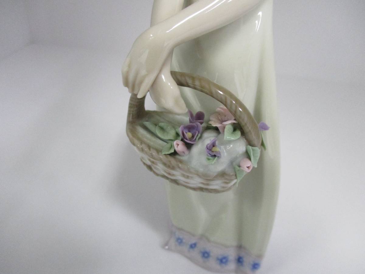 ⑤☆【中古 訳あり ジャンク扱い】LLADRO リヤドロ お花の宝物 5605 花かご 少女 女の子 陶器 　　【S4011206】☆_画像6