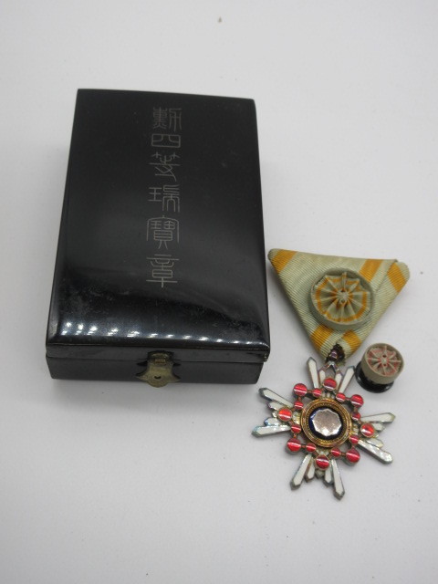 勲章 旧日本軍【勲四等瑞宝章 共箱/略綬付】※勲章まとめて出品し 勲章 旧日本軍【勲四等瑞宝章 共箱/略綬付】※勲章まとめて出品し