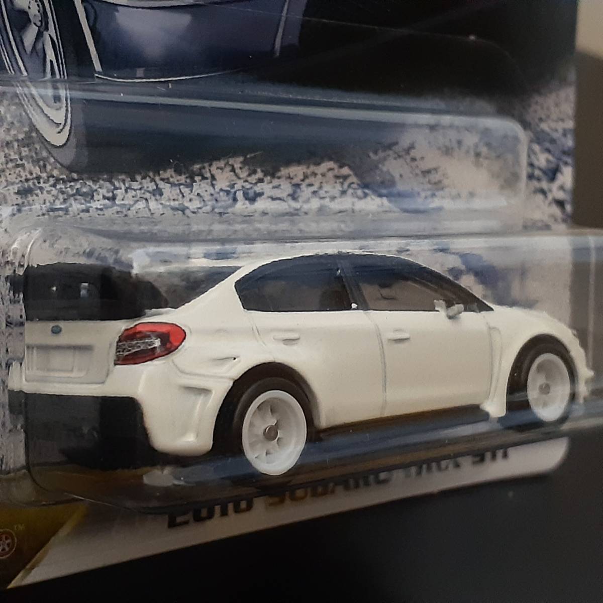 ホットウィール 2016 SUBARU WRX STi 白 スバル　インプレッサ ミニカー Brembo PIAA ラリーカー FAST＆FURIOUS × HOT WHeeLs コラボ　_画像5