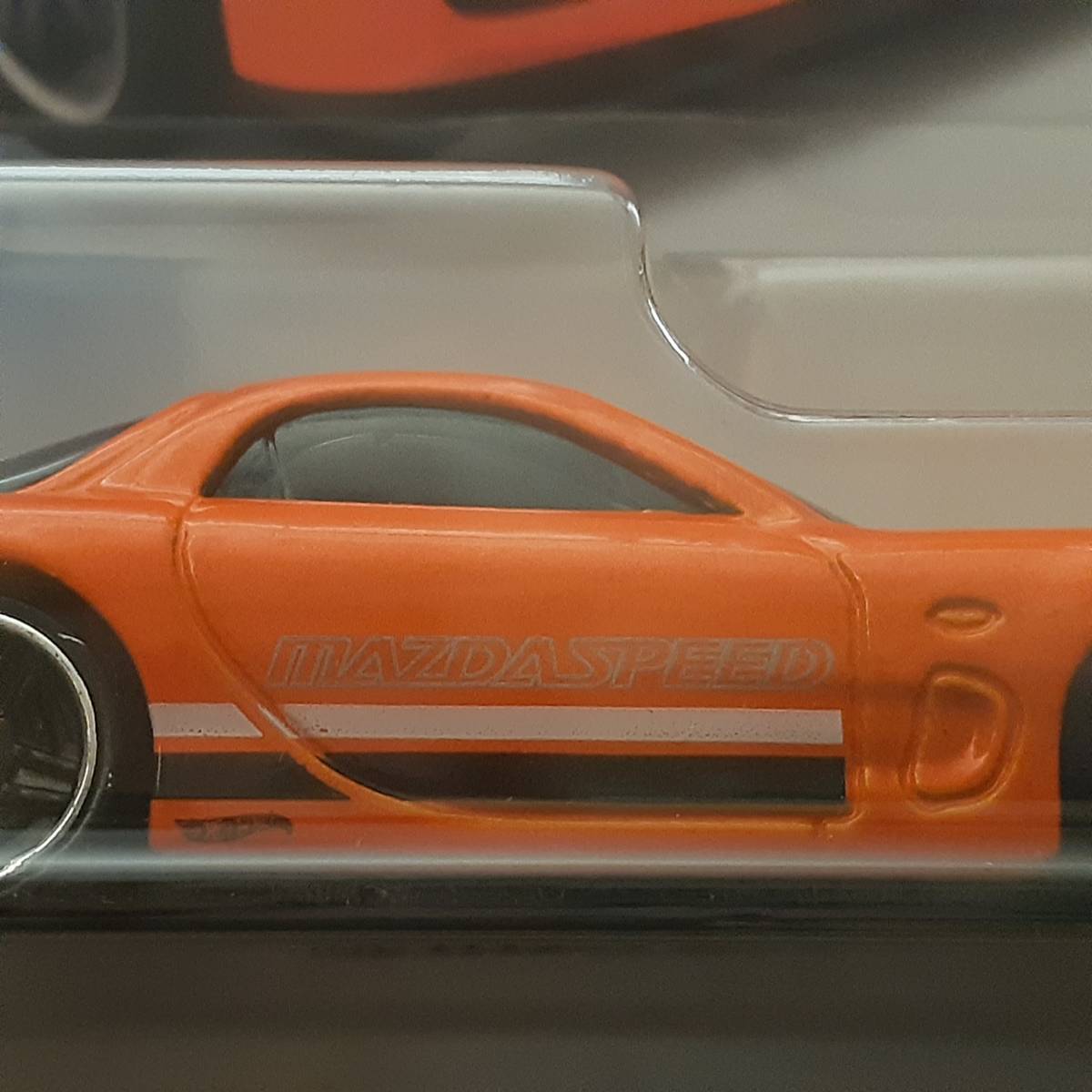 ホットウィール 95 MAZDA RX-7 FD WORKS 橙 サバンナ ミニカー MAZDASPEED 仕様 イニシャルD MAZDA × HOT WHeeLs コラボ_光の加減で色味が違います。色参考画像2