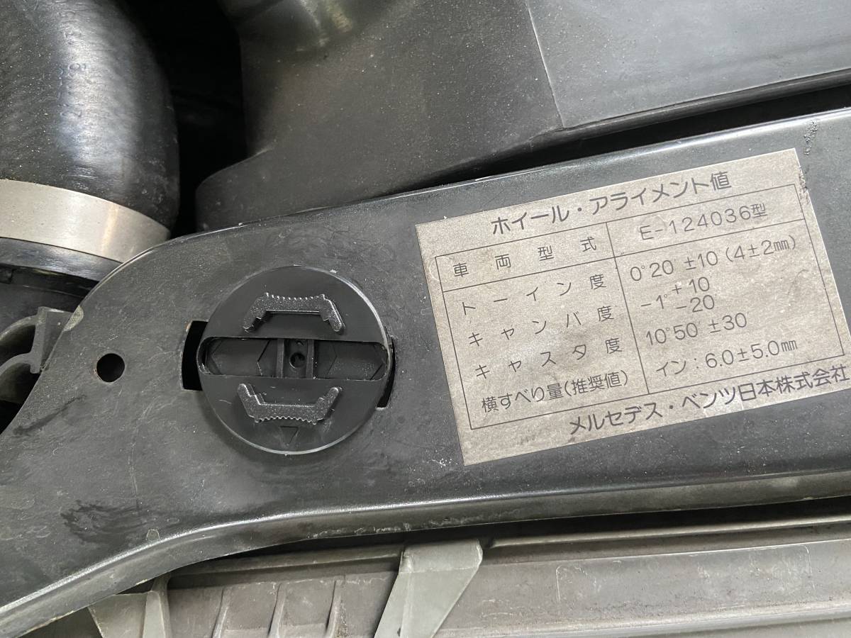 W124 Eクラス ヘッドライト固定用ファスナ－クリップ　2個セット 1248210520　_自分の車の装着例