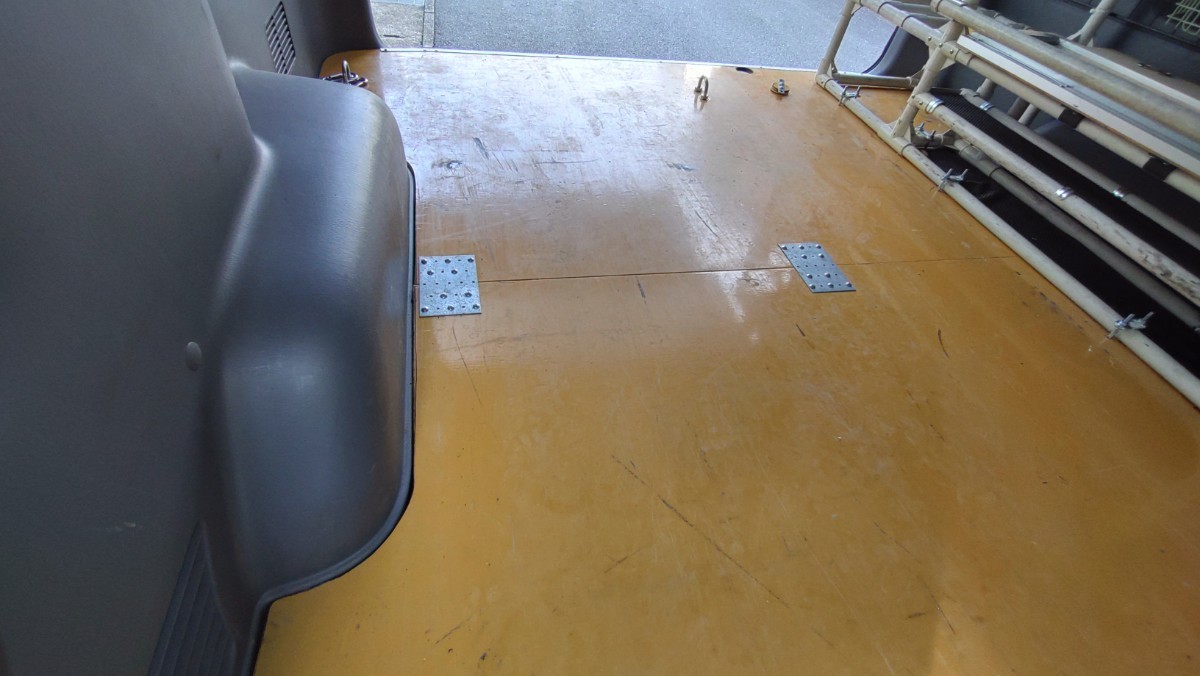 ハイエース（レジアスエース）ワイド・ロングボディ用荷室床板【自作トランポ用】_金具とビスで連結
