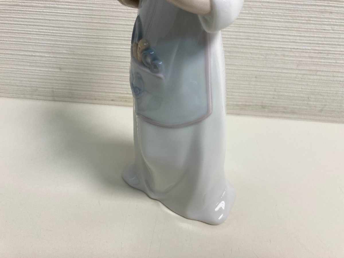 【★10-4301】■中古■・中古 LLADRO リヤドロ 自慢のお花 植木鉢を持つ少女 花と少女 フィギュリン 人形 置物（4746）_画像3