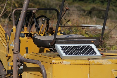 農機や重機のバッテリを常に満充電に保つ太陽光パネル(逆流防止用ダイオード付)●屋外対応タイプ●ヤフネコ(ポスト便)送料込_重機用の大型バッテリーでもこれ一台でＯＫ