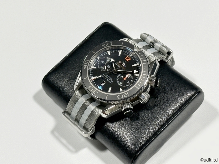 22ｍｍ 高品質 光沢 NATO ストラップ 腕時計ベルト シルバー グレー ダブルストライプ【オメガ チューダー タグホイヤー対応】ファブリック_お取り付けのイメージ写真です。
