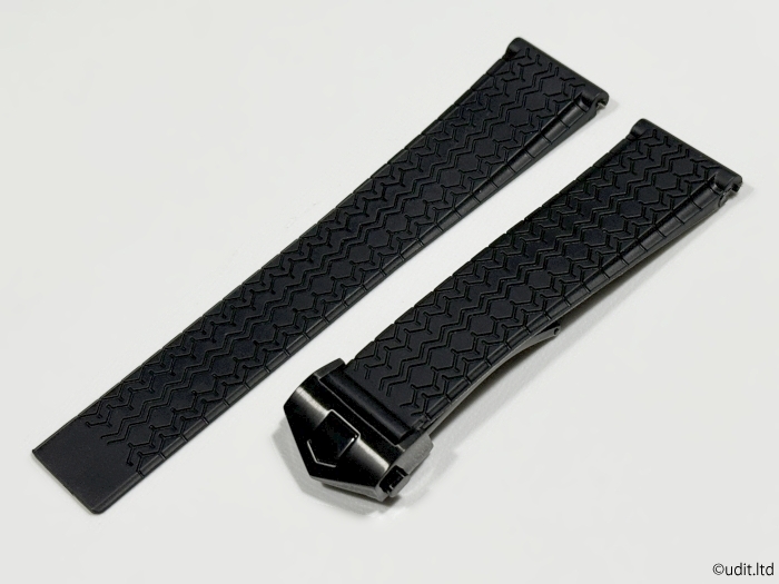 ラグ幅:22mm ラバーベルト 腕時計ベルト ブラック尾錠 タイヤ柄【タグホイヤー TAG Heuer対応 モナコ カレラ アクアレーサー等に】 _こちらが表面のデザインです。