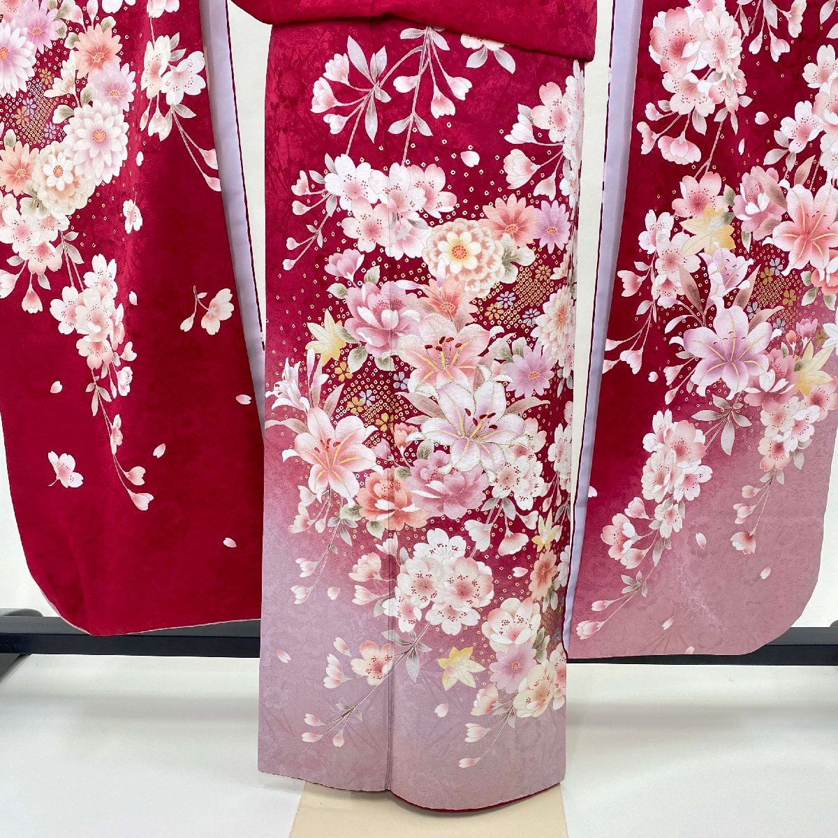 振袖 中古　正絹　美品　花柄　L サイズ　ラメ入り 赤 ピンク エンジ 桜 ATELIER SAB　成人式　古典　裄68cm　身丈178cm　 1930_画像6