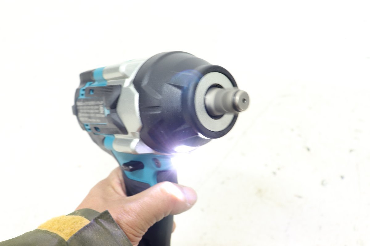 ■動作確認済■ makita マキタ 充電式 インパクト レンチ TW700DZ 18V　BL1860B バッテリー1個 バッテリ 充電器 電動工具_画像4