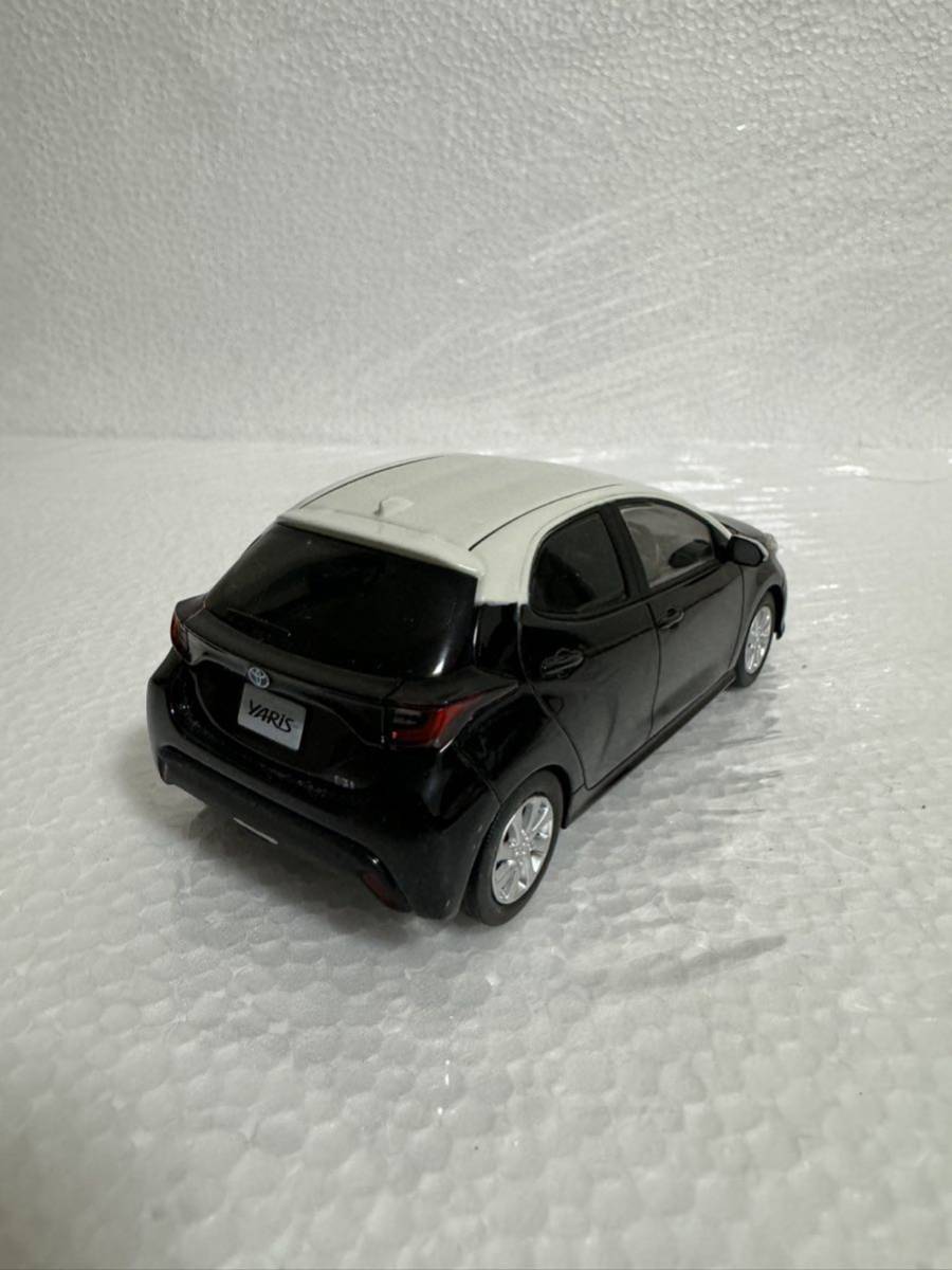 1/30 トヨタ 新型ヤリス YARIS 非売品 カラーサンプル ミニカー 最新モデル ホワイトxブラックの画像2